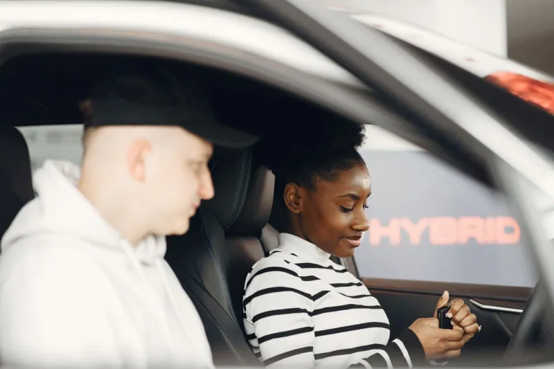 Por qué seguimos comprando papeletas aunque sabemos que casi nunca toca: la psicología detrás de los sorteos de coches